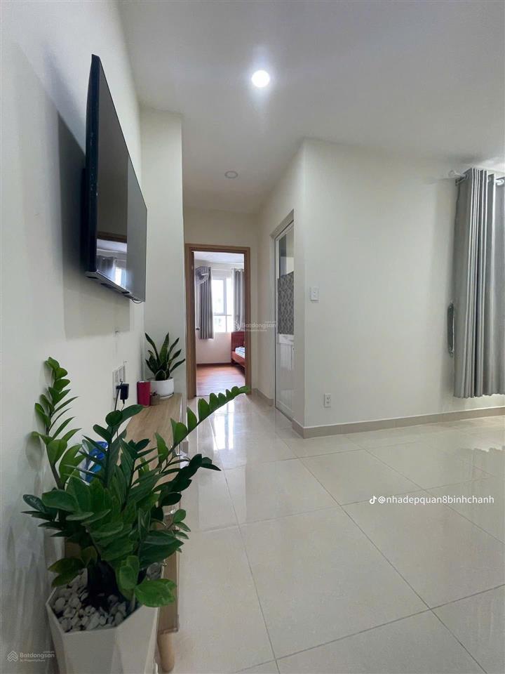 Chủ nhà gởi bán căn 62m2 có nội thất đo đóng giá bán chỉ 2,420 tỷ.  hương xem nhà  0909 086 ***