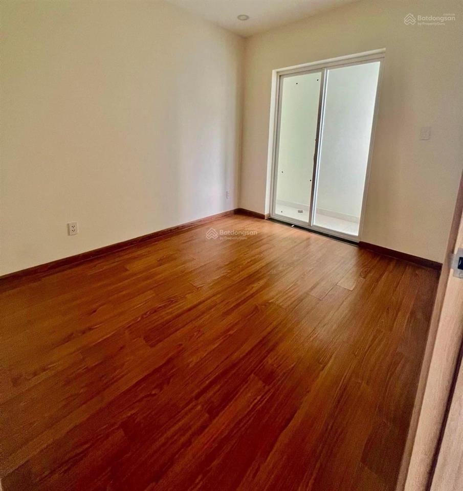 Bán nhanh căn 2pn hướng ban công đông nam. giá bán 2,1 tỷ (không phát sinh).  hương 0909 086 ***
