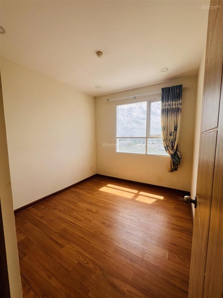 Bán nhanh căn 2pn hướng ban công đông nam. giá bán 2,1 tỷ (không phát sinh).  hương 0909 086 ***
