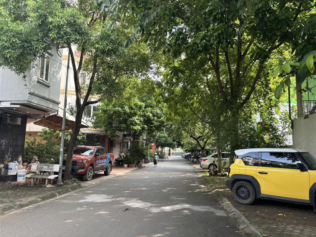 Bán đất phân lô phú diễn dt 80m2  mặt tiền 9m  vỉa hè 2 bên 7m  đường 3 ô tô tránh