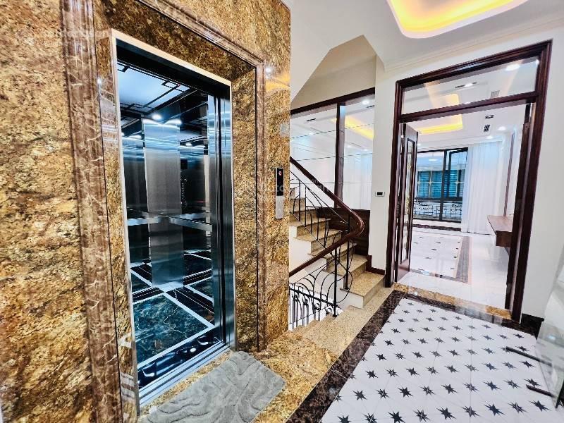 Chỉ hơn 8 tỷ có nhà 5 tầng thang máy  lô góc  ô tô qua  gần mặt phố phú diễn
