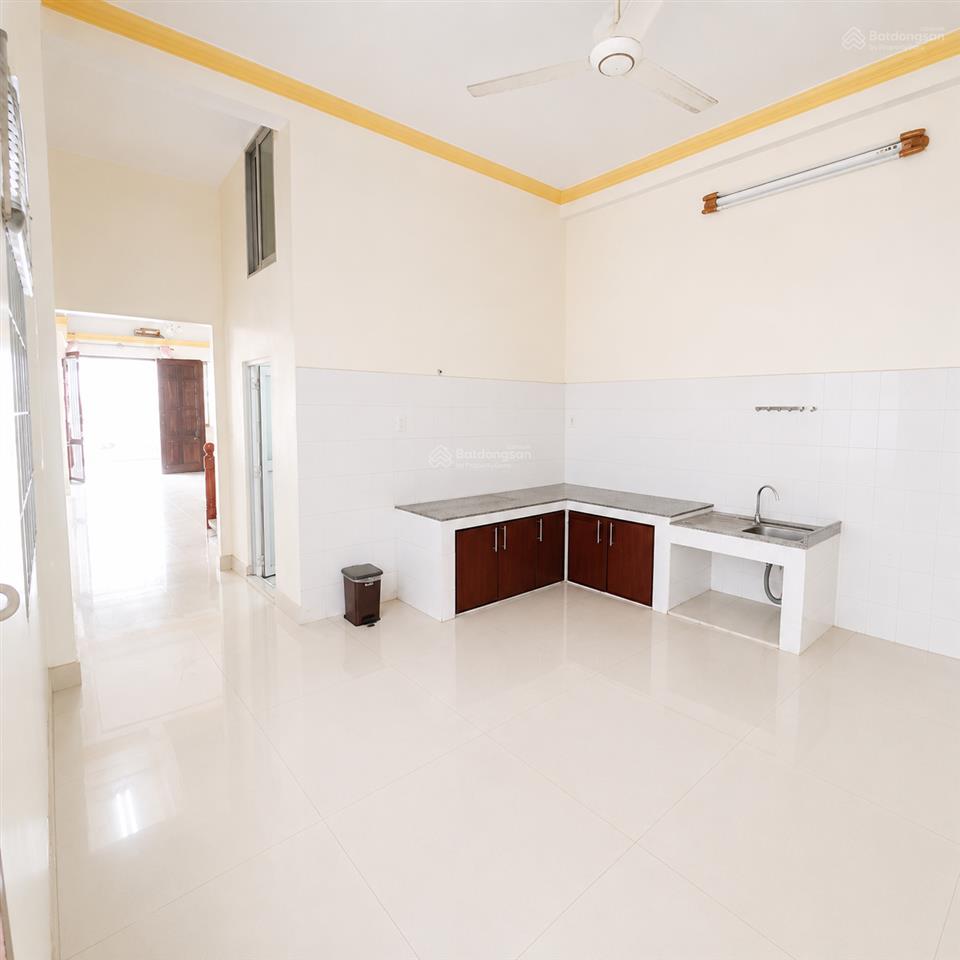 Cho thuê nhà mt hiền vương, tân phú, 8x20m, sân rộng đậu nhiều ô tô, 1 trệt 2 lầu, 26 triệu/tháng