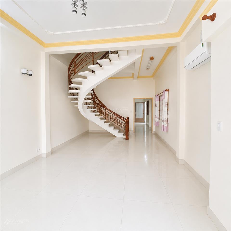 Cho thuê nhà mt hiền vương, tân phú, 8x20m, sân rộng đậu nhiều ô tô, 1 trệt 2 lầu, 26 triệu/tháng