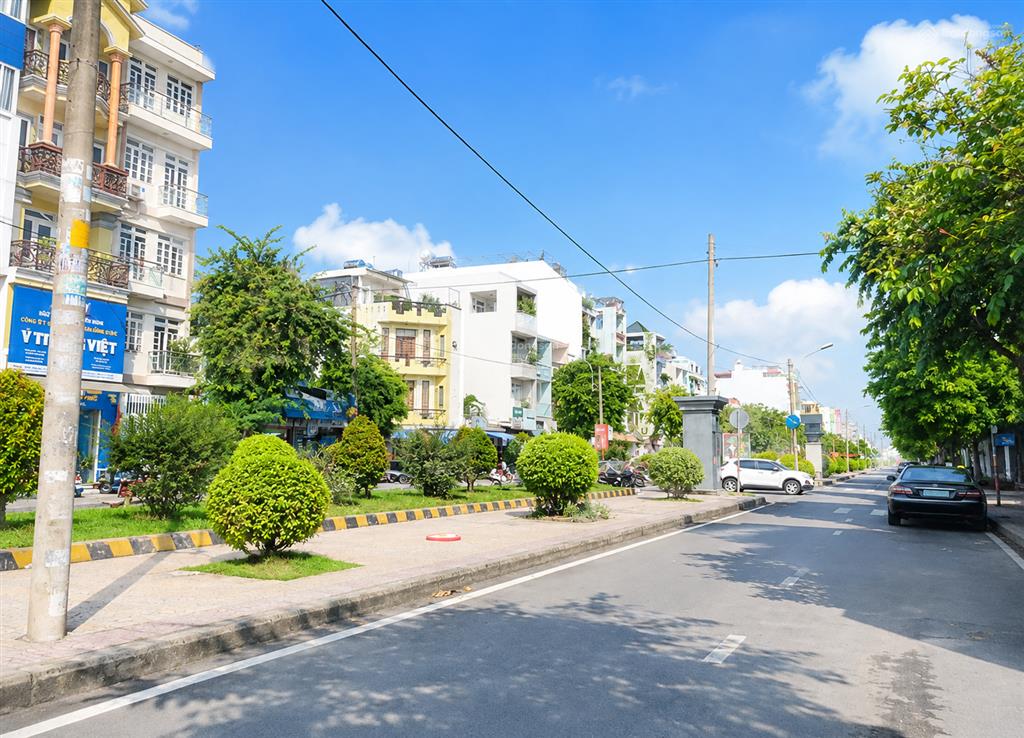 Cho thuê nhà mt hiền vương, tân phú, 8x20m, sân rộng đậu nhiều ô tô, 1 trệt 2 lầu, 26 triệu/tháng