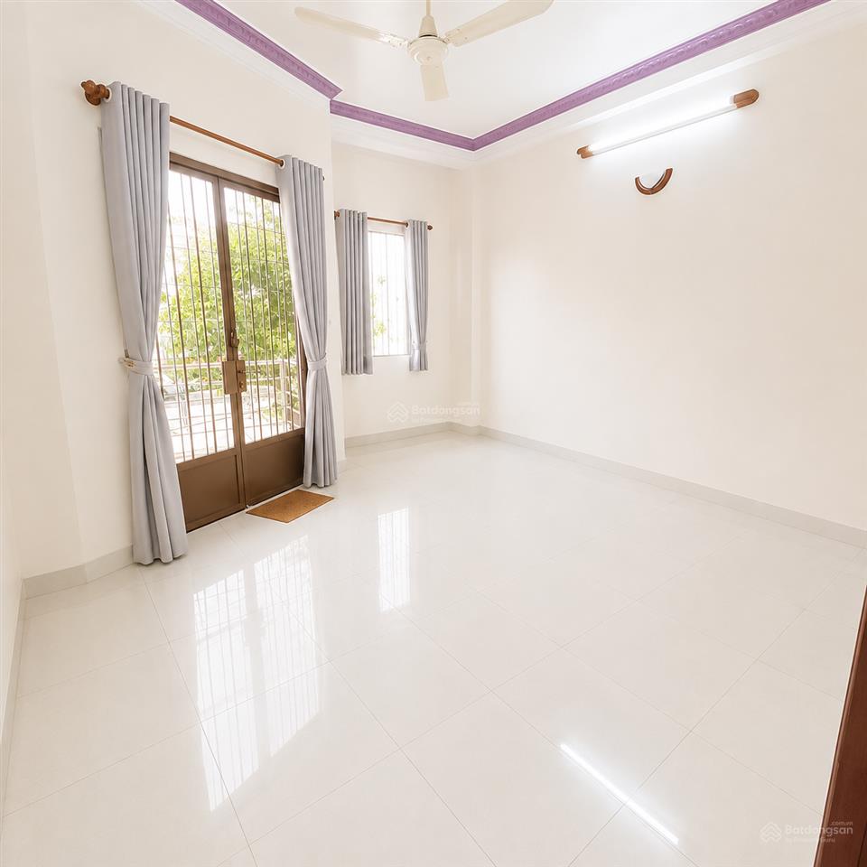 Cho thuê nhà mt hiền vương, tân phú, 8x20m, sân rộng đậu nhiều ô tô, 1 trệt 2 lầu, 26 triệu/tháng