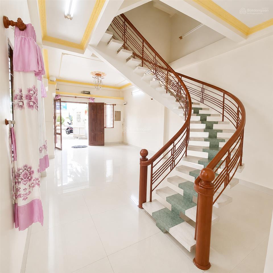 Cho thuê nhà mt hiền vương, tân phú, 8x20m, sân rộng đậu nhiều ô tô, 1 trệt 2 lầu, 26 triệu/tháng