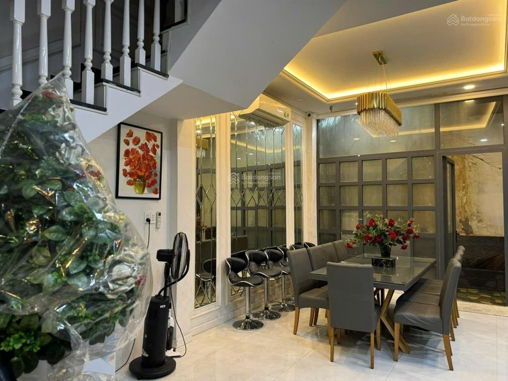 Bán gấp nhà mặt phố kinh doanh  đất thánh phường 6 quận tân bình.  0903 827 ***