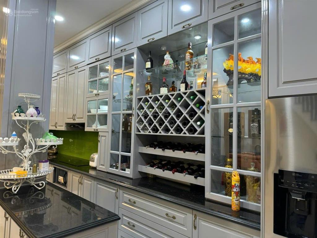 Bán gấp nhà mặt phố kinh doanh  đất thánh phường 6 quận tân bình.  0903 827 ***