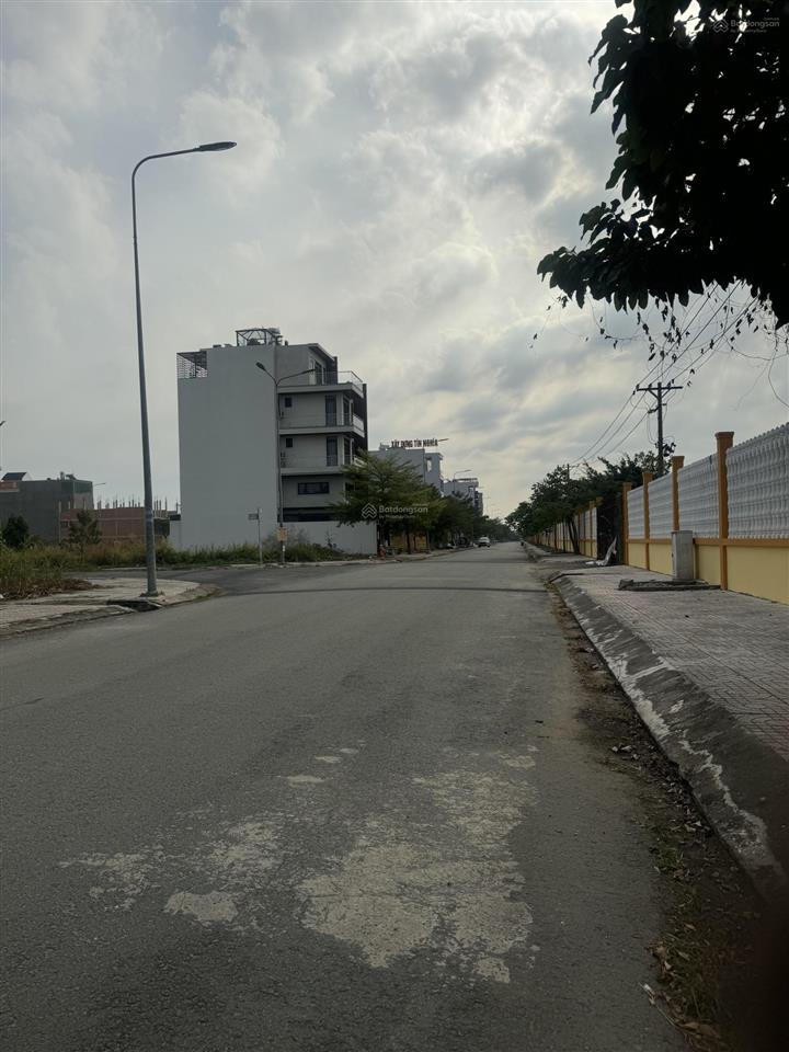 Cần bán góc + bụng view hồ sinh thái kdc tân đô, sổ hồng sẵn, giá 5 tỷ 300 tr