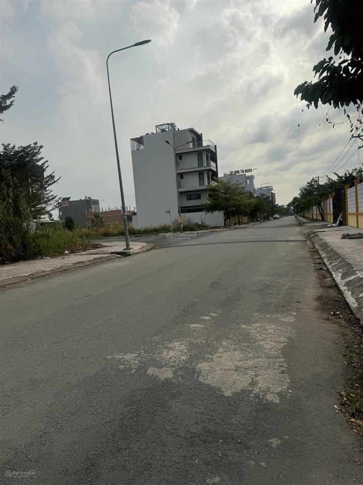 Cần bán góc + bụng view hồ sinh thái kdc tân đô, sổ hồng sẵn, giá 5 tỷ 300 tr
