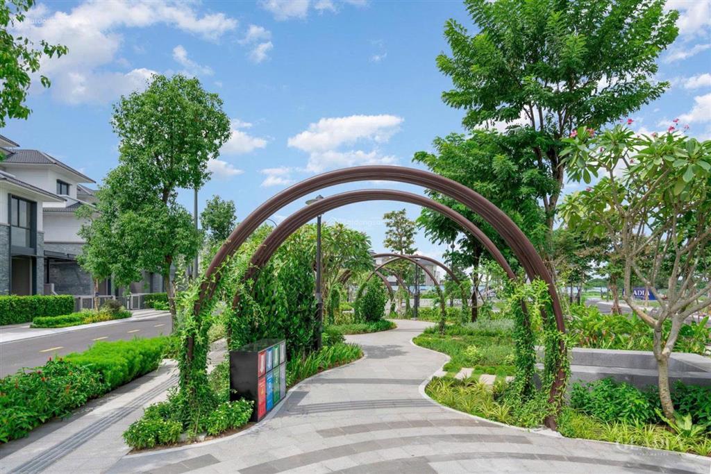Nhà phố liên kế vườn 41,052 tỷ full đầy đủ nội thất đường 25m. nhà mới 100% mua trực tiếp cđt