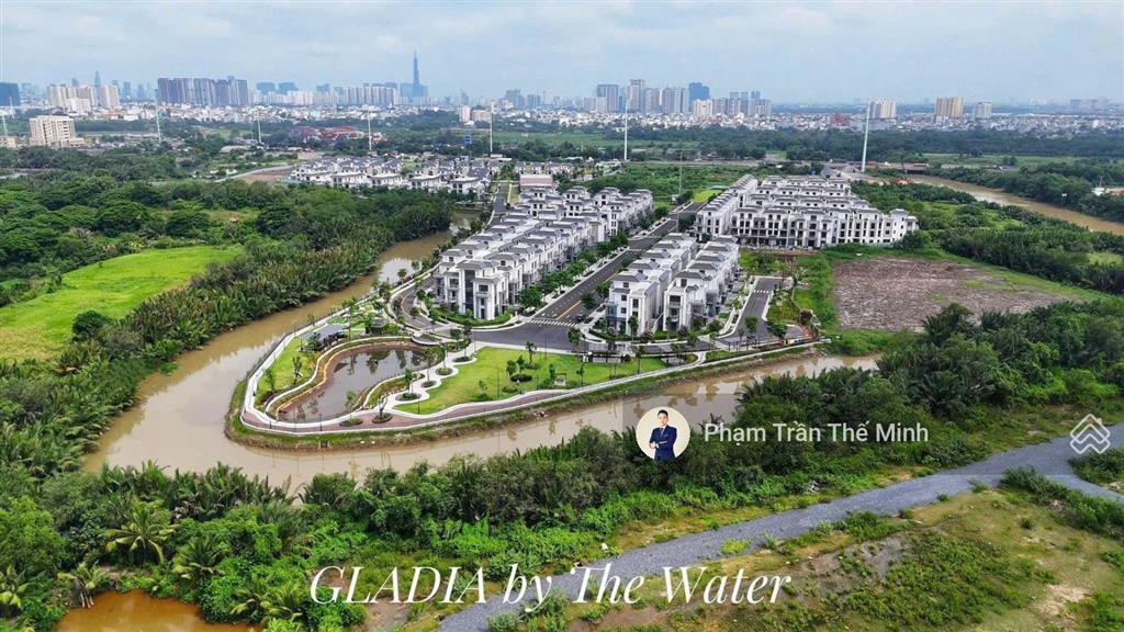 Nhà phố liên kế vườn 41,052 tỷ full đầy đủ nội thất đường 25m. nhà mới 100% mua trực tiếp cđt
