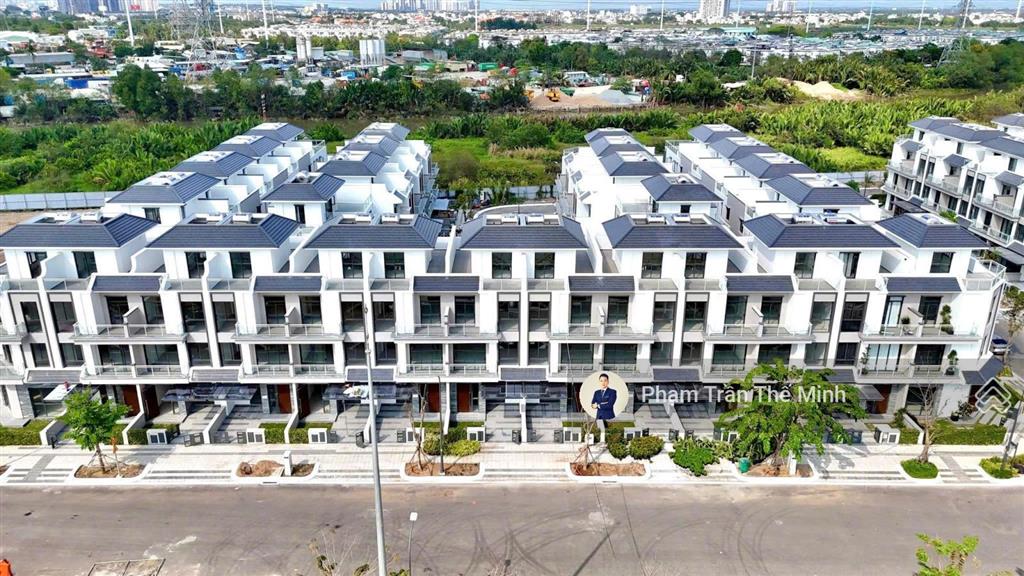 Nhà phố liên kế vườn 41,052 tỷ full đầy đủ nội thất đường 25m. nhà mới 100% mua trực tiếp cđt