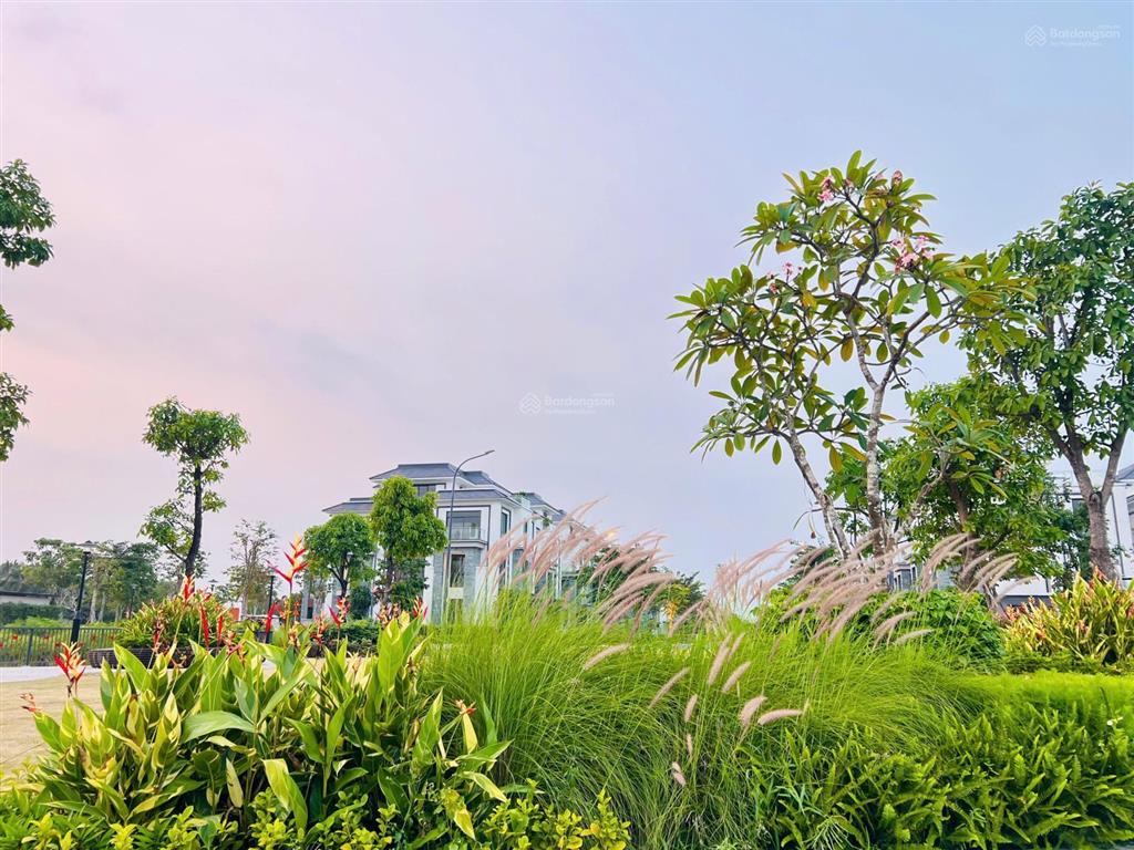 Nhà phố liên kế vườn 41,052 tỷ full đầy đủ nội thất đường 25m. nhà mới 100% mua trực tiếp cđt