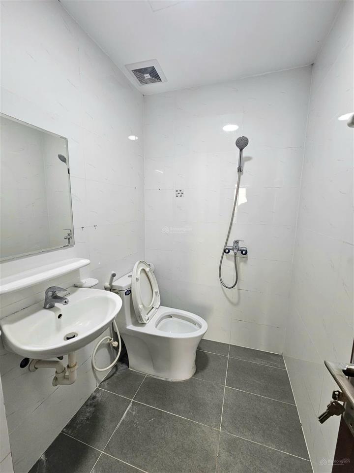 Chính chủ cần bán căn 2pn, 2pn 2wc, hướng nam view landmark, block b, thoáng mát. sổ sẵn cc ngay