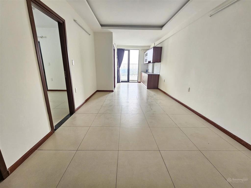 Chính chủ cần bán căn 2pn, 2pn 2wc, hướng nam view landmark, block b, thoáng mát. sổ sẵn cc ngay