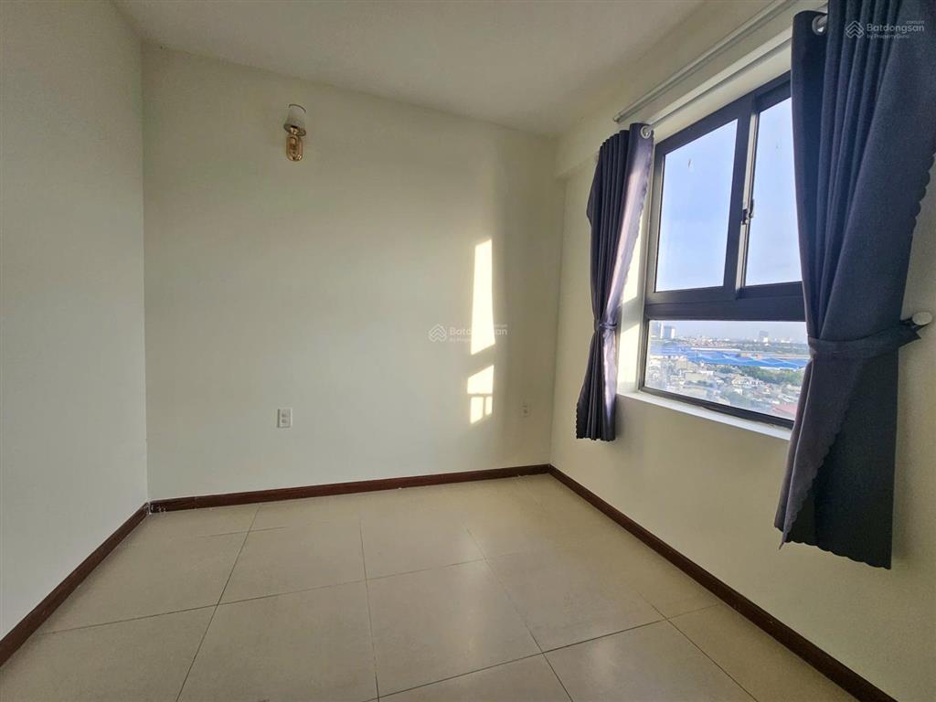 Chính chủ cần bán căn 2pn, 2pn 2wc, hướng nam view landmark, block b, thoáng mát. sổ sẵn cc ngay