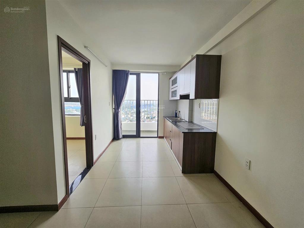 Chính chủ cần bán căn 2pn, 2pn 2wc, hướng nam view landmark, block b, thoáng mát. sổ sẵn cc ngay