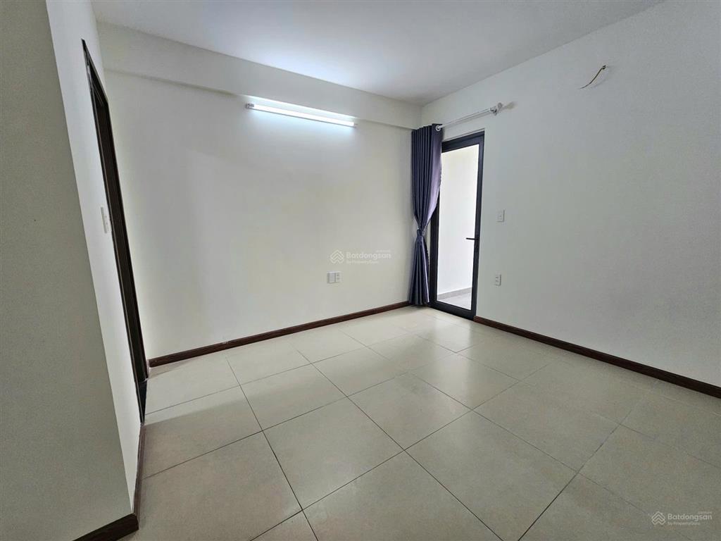 Chính chủ cần bán căn 2pn, 2pn 2wc, hướng nam view landmark, block b, thoáng mát. sổ sẵn cc ngay