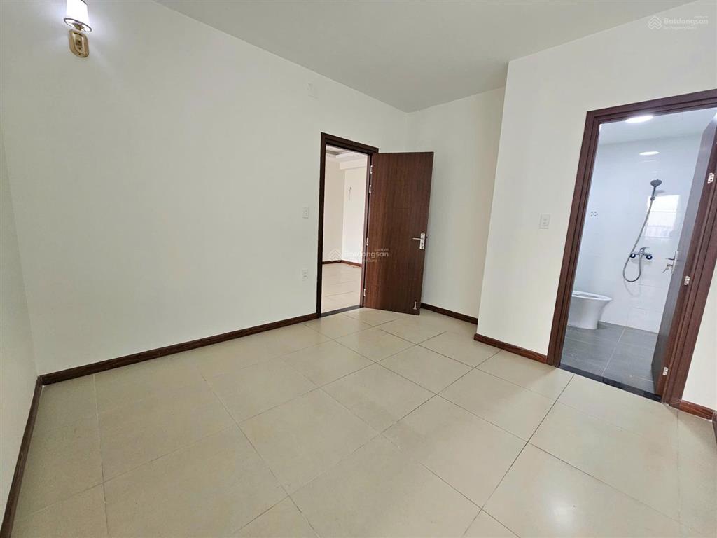 Chính chủ cần bán căn 2pn, 2pn 2wc, hướng nam view landmark, block b, thoáng mát. sổ sẵn cc ngay