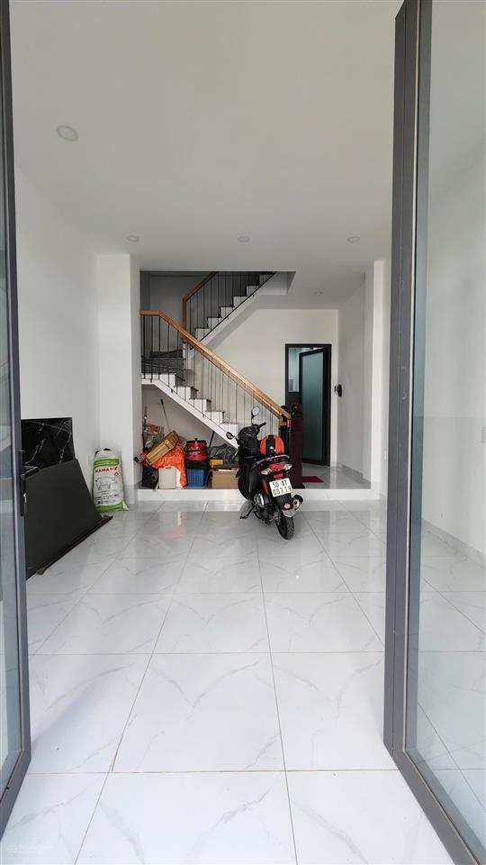 Nhà đang khai thác căn hộ dịch vụ 6 phòng, giá 6.45 tỷ, đường ô tô, gần đh nguyễn tất thành