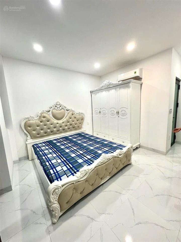 Nhà đang khai thác căn hộ dịch vụ 6 phòng, giá 6.45 tỷ, đường ô tô, gần đh nguyễn tất thành