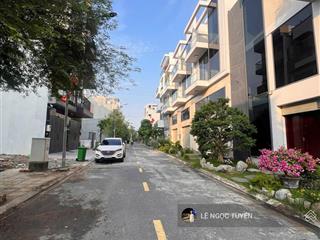 Bán lô góc 5.4x16.6m đường 12m kdc đồng bộ, nhà cao tầng, vị trí thuận tiện di chuyển gò vấp