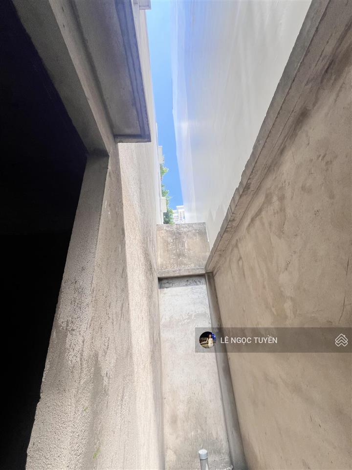 Nhà thô 1 trệt 3 lầu chỉ 5.5 tỷ gần trường đh nguyễn tất thành, giá bán lỗ thu hồi vốn