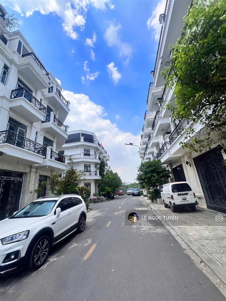 Nhà thô 1 trệt 3 lầu chỉ 5.5 tỷ gần trường đh nguyễn tất thành, giá bán lỗ thu hồi vốn