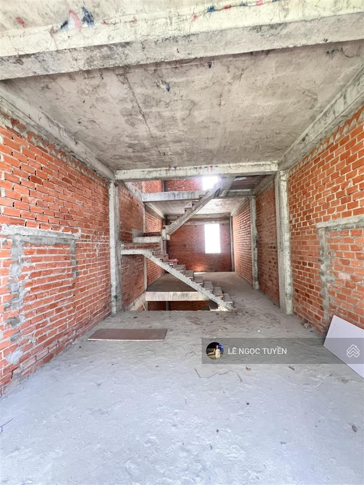 Nhà thô 1 trệt 3 lầu chỉ 5.5 tỷ gần trường đh nguyễn tất thành, giá bán lỗ thu hồi vốn