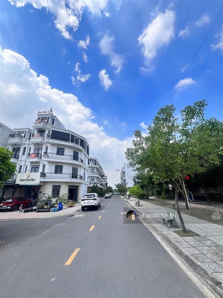 Nhà thô 1 trệt 3 lầu chỉ 5.5 tỷ gần trường đh nguyễn tất thành, giá bán lỗ thu hồi vốn