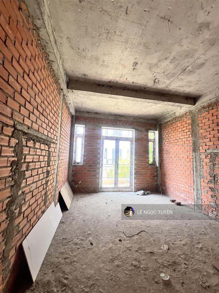 Nhà thô 1 trệt 3 lầu chỉ 5.5 tỷ gần trường đh nguyễn tất thành, giá bán lỗ thu hồi vốn