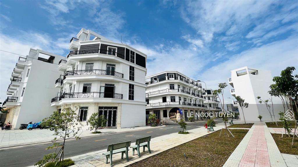 Nhà thô 1 trệt 3 lầu chỉ 5.5 tỷ gần trường đh nguyễn tất thành, giá bán lỗ thu hồi vốn