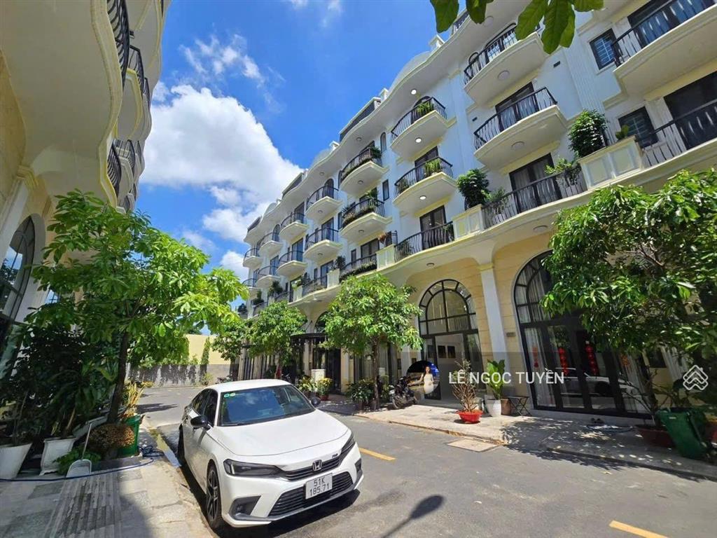 Nhà đường 12m giá 6.89 tỷ gần ngã 4 ga, chợ cầu đồng. xây mới