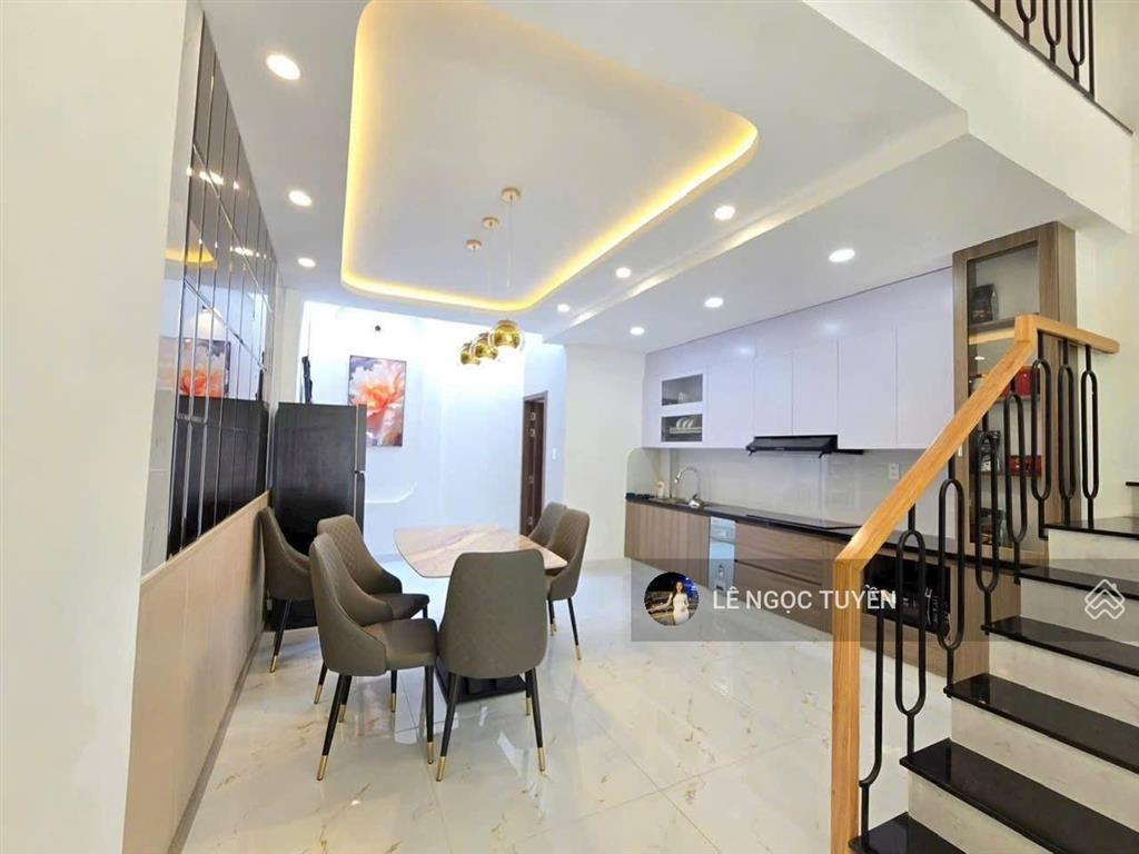 Nhà đường 12m giá 6.89 tỷ gần ngã 4 ga, chợ cầu đồng. xây mới