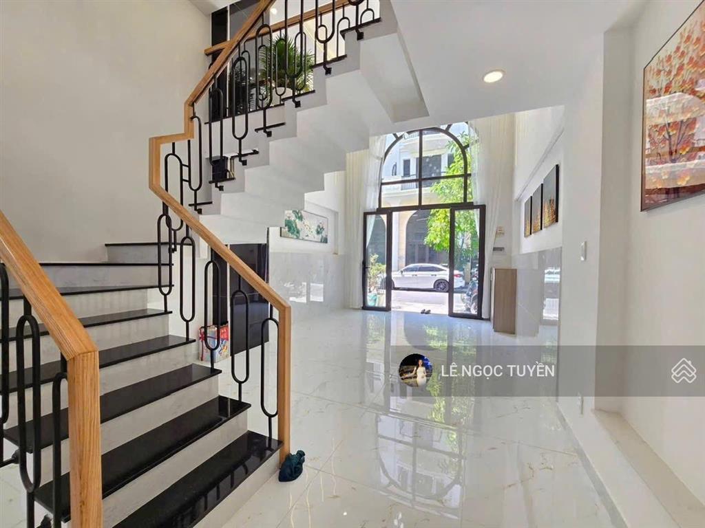 Nhà đường 12m giá 6.89 tỷ gần ngã 4 ga, chợ cầu đồng. xây mới