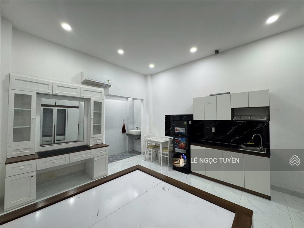 Căn hộ dịch vụ mới đẹp full nội thất có bảo vệ, gần trường đh nguyễn tất thành