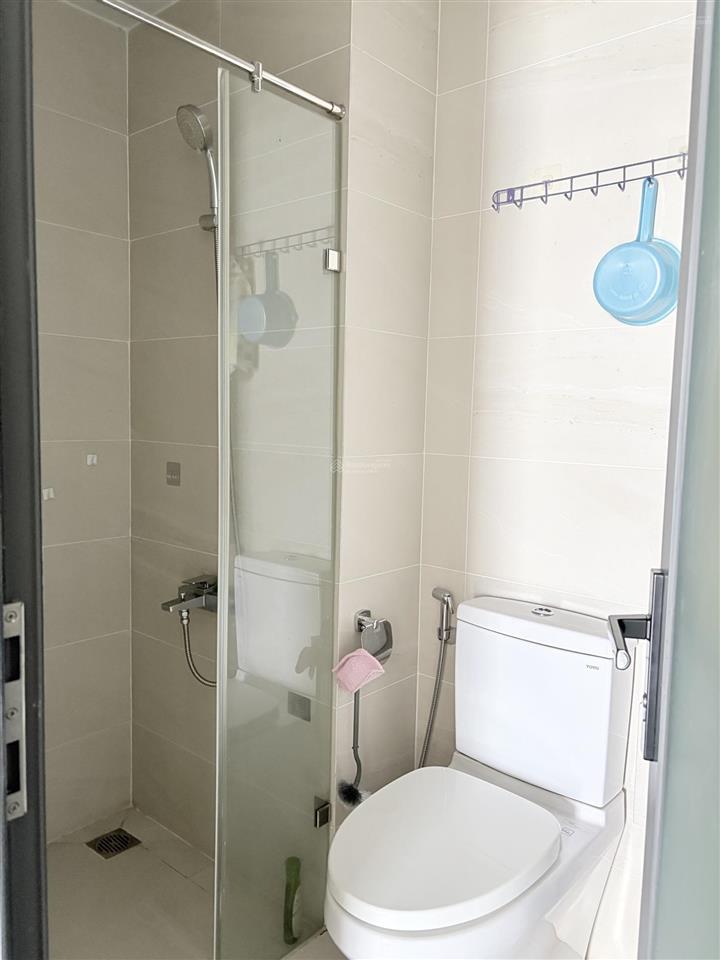 Cần chia sẻ lại 1 phòng toilet riêng trong căn hộ 2pn  2wc cực thoáng đẹp đường đào trí