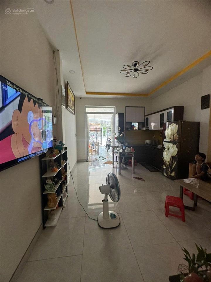 Chính chủ cho thuê nhà mặt tiền đường, có 3 phòng ngủ full nội thất, máy lạnh