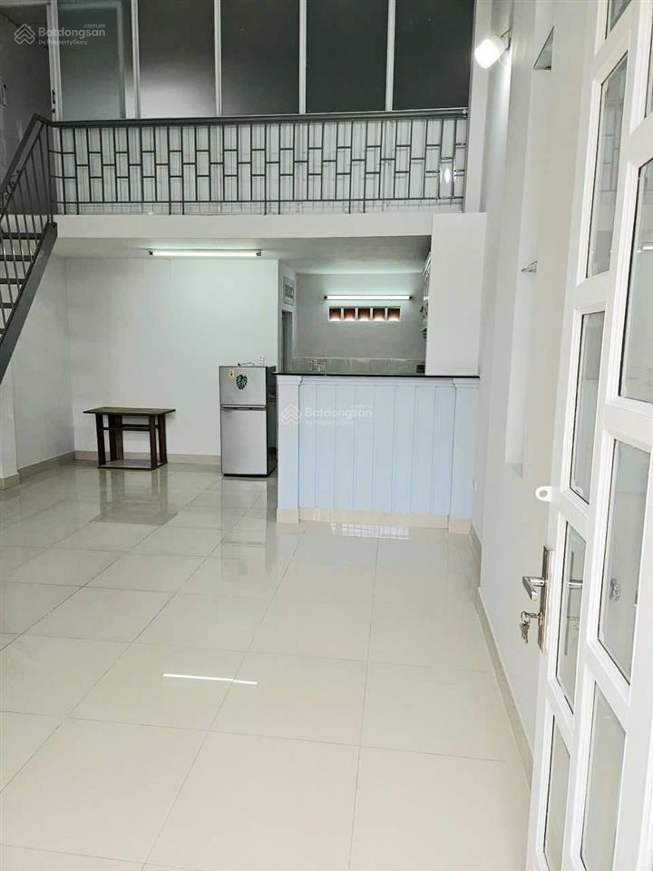 Cho thuê nhà mới sơn có máy lạnh, tủ lạnh gần cảng phú hữu giá 5 triệu
