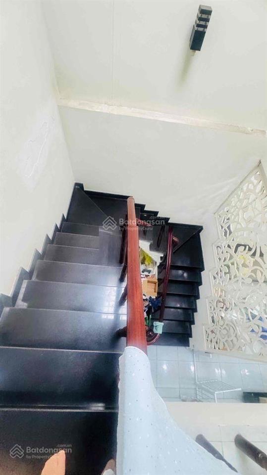 Cơ hội mua nhà 2 lầu có gara ô tô ở gần công viên phú hữu giá 5,5 tỷ
