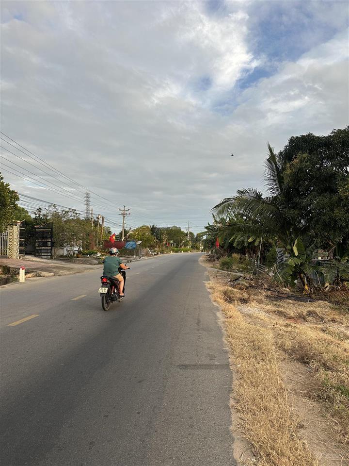 Bán căn nhà diện tích siêu rộng rãi, 400m2 có sẵn thổ cư với 1 căn nhà cấp 4 cứng cáp