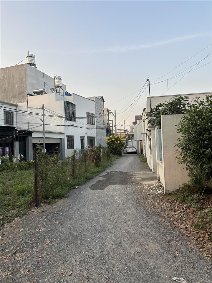 Bán căn nhà diện tích siêu rộng rãi, 400m2 có sẵn thổ cư với 1 căn nhà cấp 4 cứng cáp