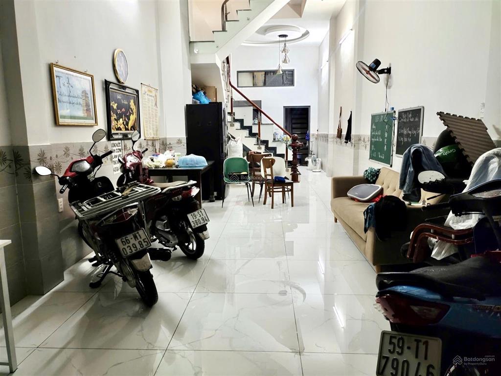 Cần bán nhà 80m2  1 trệt + 2 lầu + tum  kdc phong phú 4  5,5 tỷ  view công viên