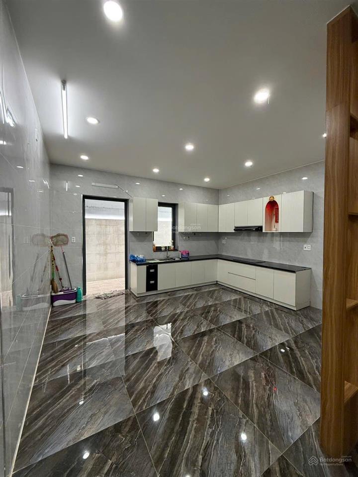 Bán nhà có hầm + 1 trệt, 3 lầu và sân thượng  kdc phong phú 4, bình chánh