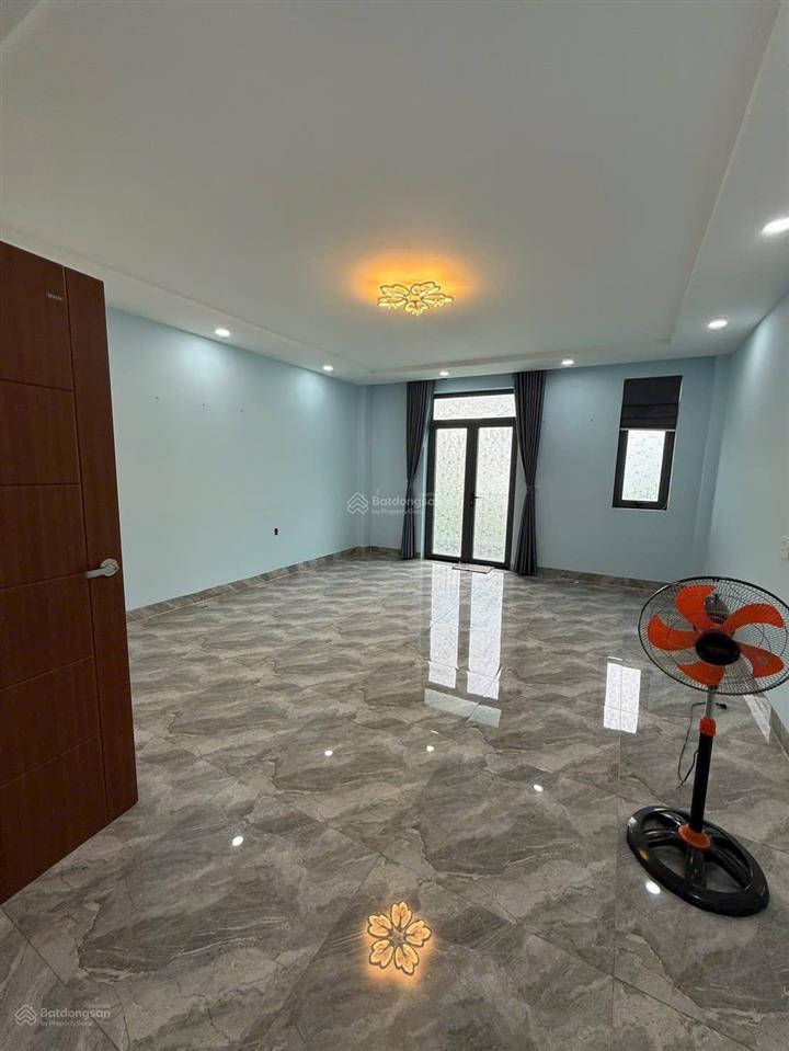 Bán nhà có hầm + 1 trệt, 3 lầu và sân thượng  kdc phong phú 4, bình chánh