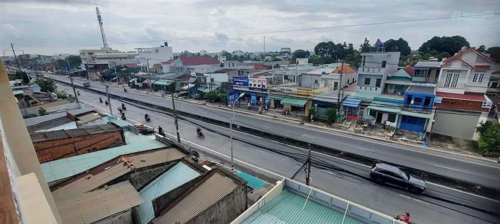 Nhà mặt tiền ql1a  sổ hồng riêng giá 6,3 tỷ (tl)  bến lức, long an