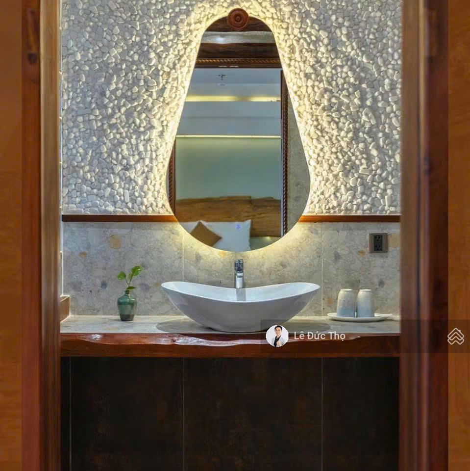 Bán khách sạn đẹp khu phố tây trần quang khải  gần biển nha trang, giá tốt thị trường