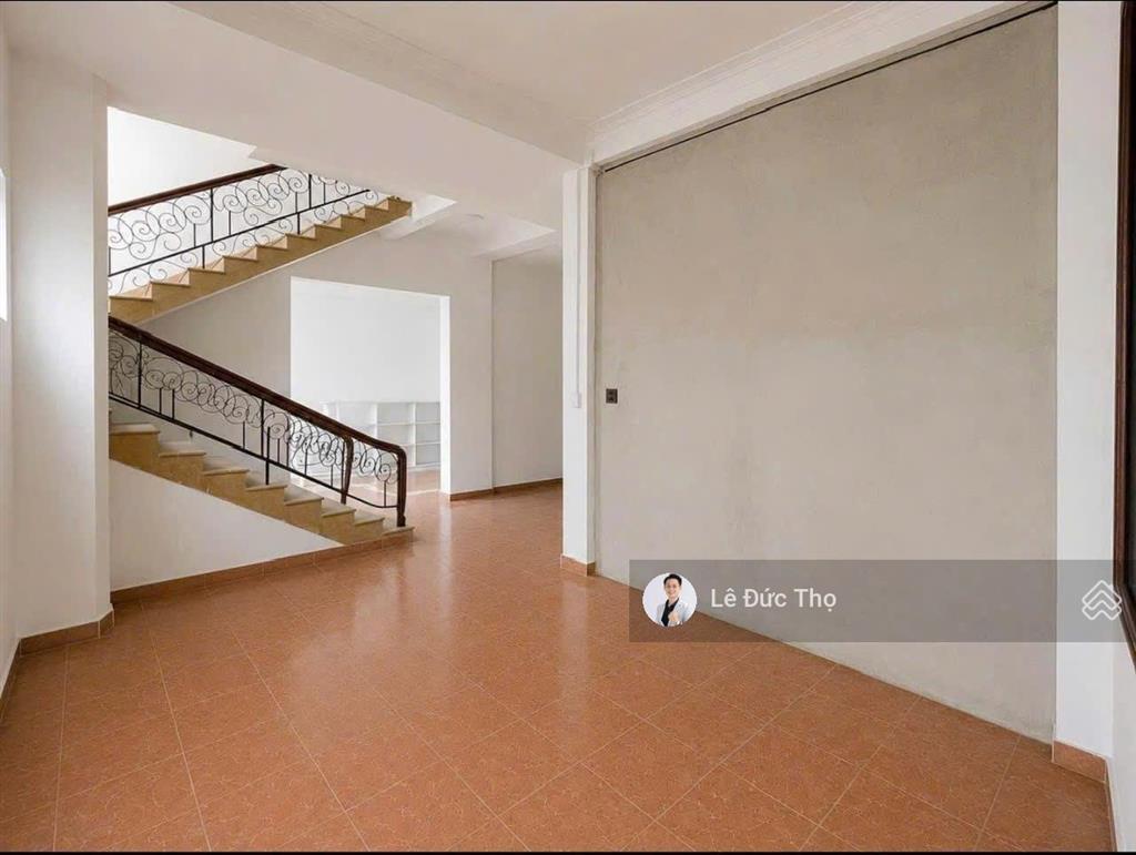 Giá siêu tốt nhà mặt tiền đường lý thánh tôn rộng 225m2 giá chỉ 120tr/m2