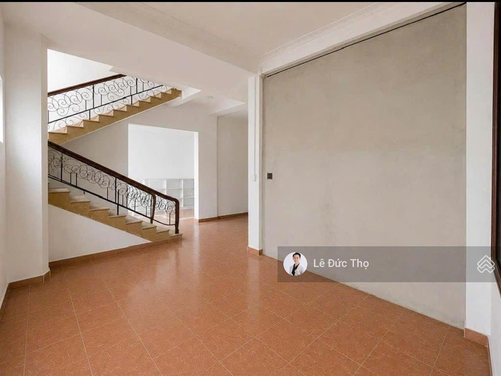 Giá siêu tốt nhà mặt tiền đường lý thánh tôn rộng 225m2 giá chỉ 120tr/m2